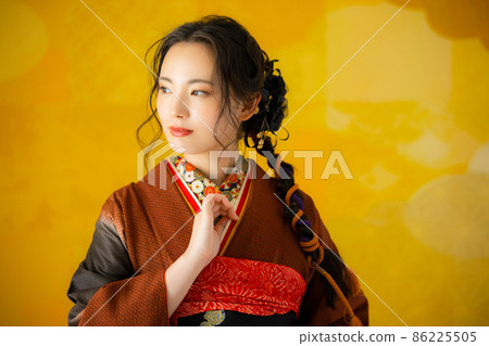 A woman with brown furisode A woman with brown furisode 86225505
