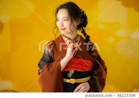 A woman with brown furisode 86225506