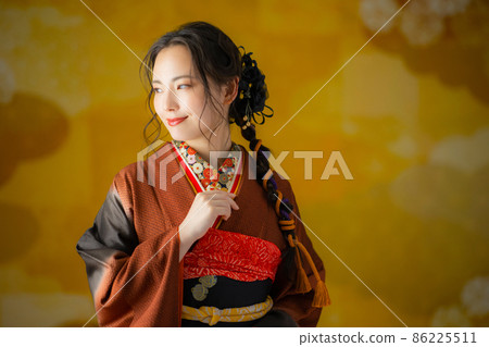 A woman with brown furisode 86225511