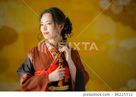 A woman with brown furisode 86225512