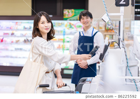 Clerks and customers who recommend e-commerce payment Clerks and customers who recommend e-commerce payment 86225592