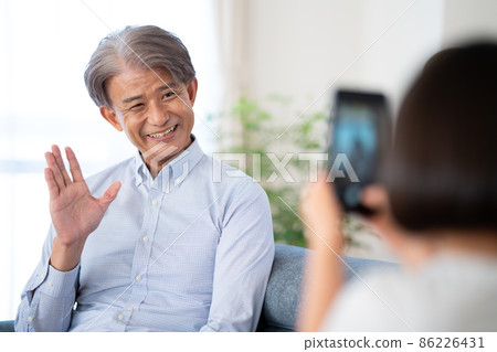 孫子給爺爺拍照 86226431