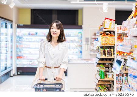 年輕女子在超市購物 年輕女子在超市購物 86226570