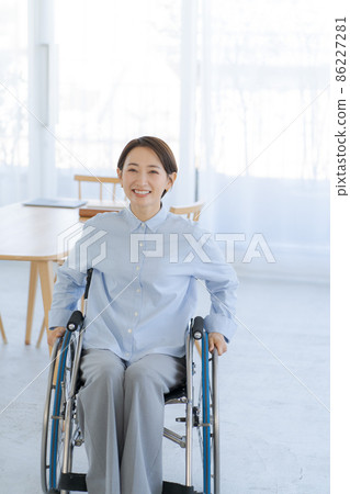 30多歲微笑的輪椅女性 86227281