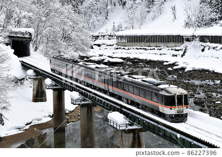 Kiha 85 系列特快“Wide View Hida”坂上角川 86227396