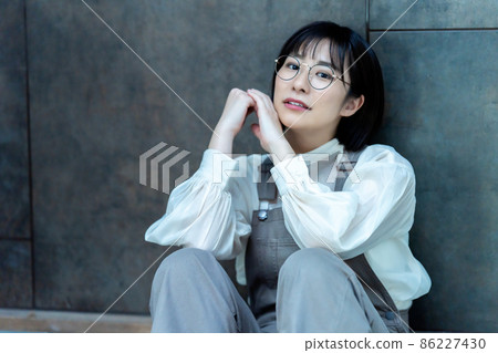 戴眼鏡的年輕女子在房間裡放鬆 86227430