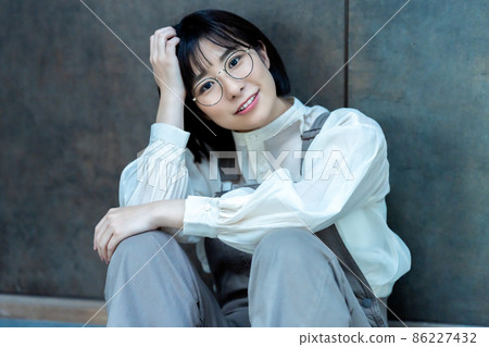 戴眼鏡的年輕女子在房間裡放鬆 86227432