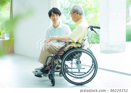 長照男職員 86228352