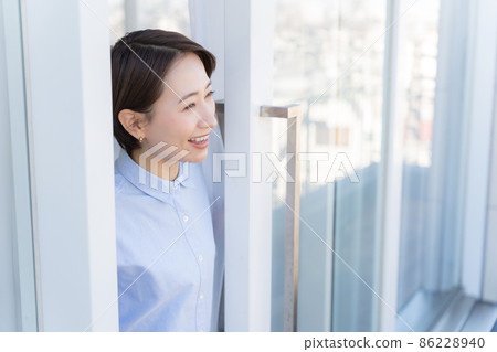 A woman who opens the window 86228940