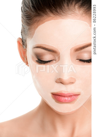 Collagen Hyaluronic Acid Mask facial rejuvenation Asian woman wearing white mud treatment sheet mask 86228993
