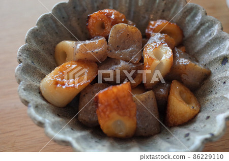 Sweet and spicy simmered chikuwa and konjac 86229110