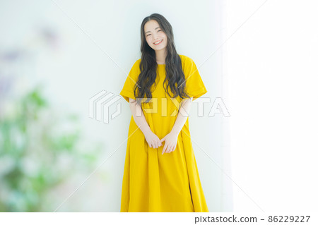 黃色的一塊女人 86229227