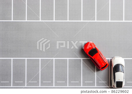 托納拉(Tonala)在一個大停車場旁邊費心停車的形象 托納拉(Tonala)在一個大停車場旁邊費心停車的形象 86229602