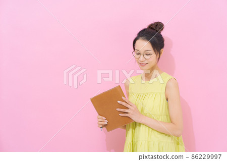 Female in her 20s Qualification Study Pink 86229997