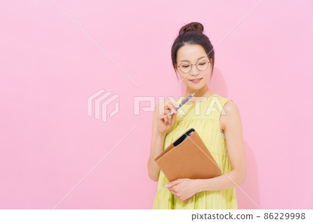 Female in her 20s Qualification Study Pink 86229998