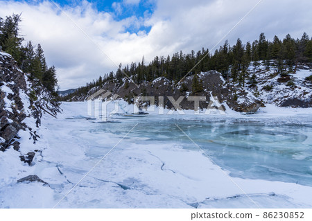 Superb view of Banff National Park in winter, Canadian Rockies, Canada 86230852