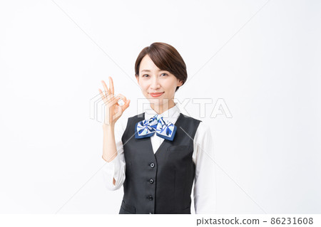 接待處的中間女人，背心，圍巾（白色背景） 86231608