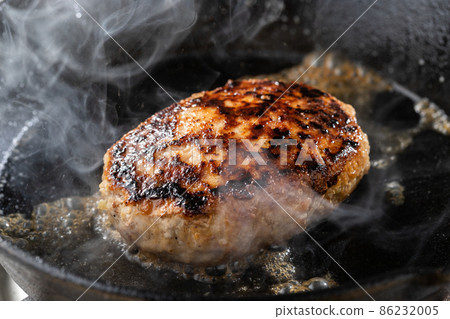 熱氣騰騰的多汁漢堡牛排 86232005