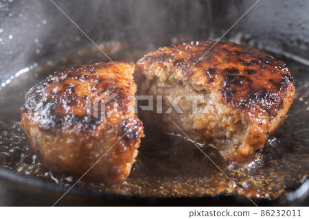 Steaming juicy hamburger steak Steaming juicy hamburger steak 86232011