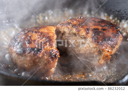 熱氣騰騰的多汁漢堡牛排 熱氣騰騰的多汁漢堡牛排 86232012