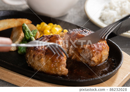 熱氣騰騰的多汁漢堡牛排 86232028