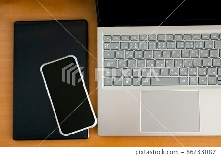 Laptops, smartphones and tablets on wooden tables 86233087