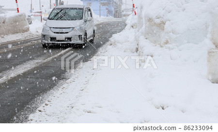 汽車在有雪的濕滑路面上行駛 86233094