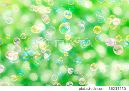 綠色背景的肥皂泡 86233250