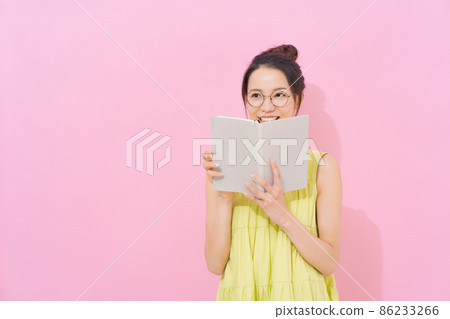 看書,20 多歲的女性,粉紅色背景 看書,20 多歲的女性,粉紅色背景 86233266