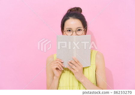 Reading book, female in her 20s, pink background 86233270