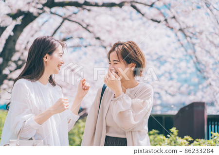 女性（朋友）櫻花景點觀光 86233284
