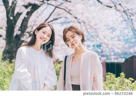 Female (friend) sightseeing in cherry blossom spots 86233286