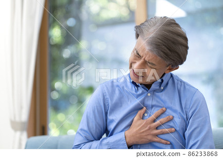 身體狀況不佳的中年男子胸痛 86233868