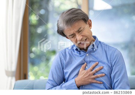身體狀況不佳的中年男子胸痛 86233869