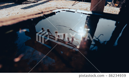 映在水面上的鳥居旁邊 86234939