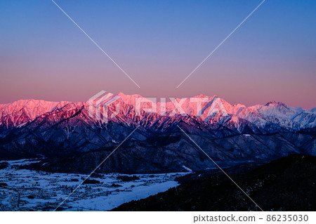 在 Morgenroth 染色的 Jiigatake 山和 Kashimayarigadake 山（從冬天的 Takagari 山） 86235030