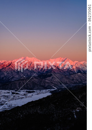 在 Morgenroth 染色的 Jiigatake 山和 Kashimayarigadake 山（從冬天的 Takagari 山） 86235061
