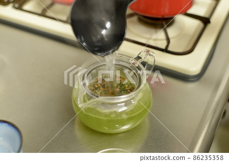Make tea in a kyusu in the kitchen Make tea in a kyusu in the kitchen 86235358