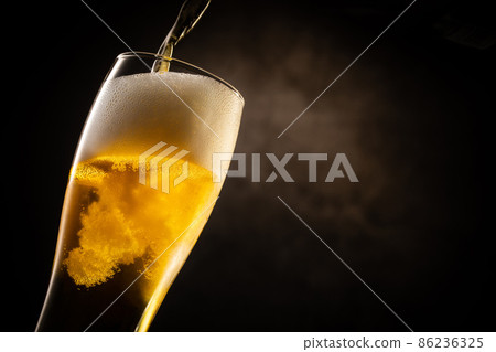 Pour a beer 86236325