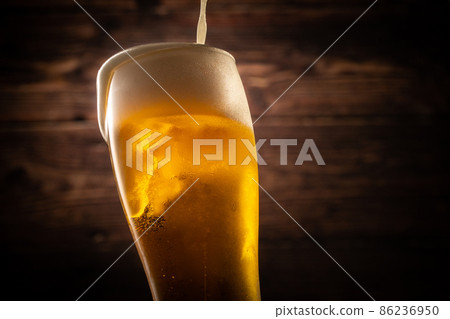 Pour a beer 86236950