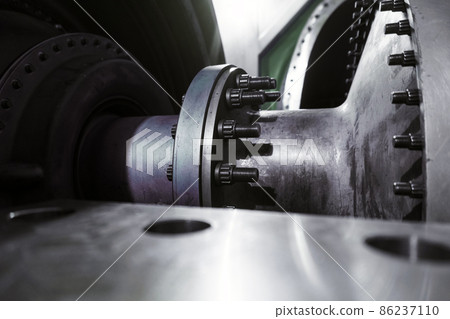A gas turbine with a compressor rotor and a bolted coupling half 86237110