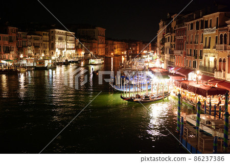 意大利威尼斯運河上的里亞托橋的夜景 86237386
