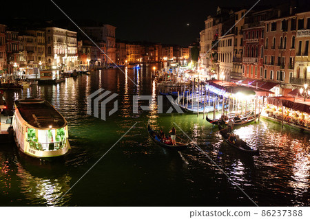 Night view from the Rialto Bridge over the canal of Venice, Italy Night view from the Rialto Bridge over the canal of Venice, Italy 86237388