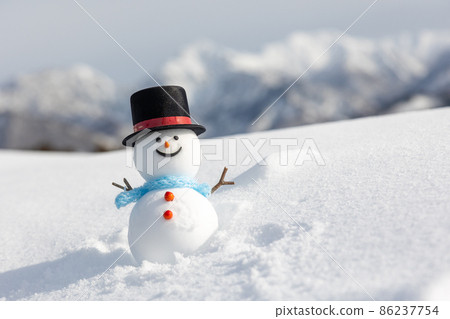 在雪山和禮帽的雪人 在雪山和禮帽的雪人 86237754