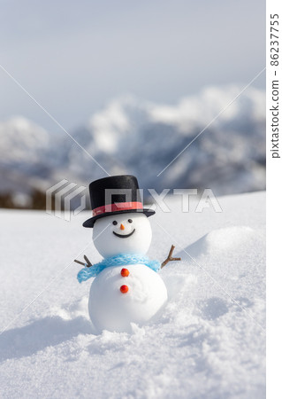 在雪山和禮帽的雪人 86237755