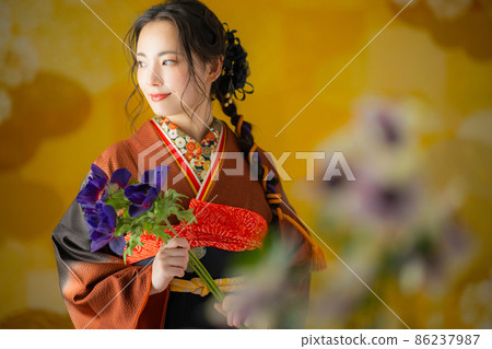 A woman with brown furisode A woman with brown furisode 86237987