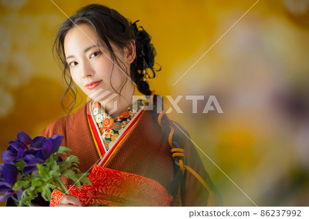 A woman with brown furisode 86237992