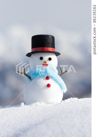 在雪山和禮帽的雪人 86238162