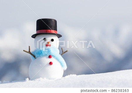 在雪山和禮帽的雪人 86238163