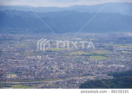 從香川縣稻泉山眺望觀音寺市和讚岐山脈 從香川縣稻泉山眺望觀音寺市和讚岐山脈 86238191